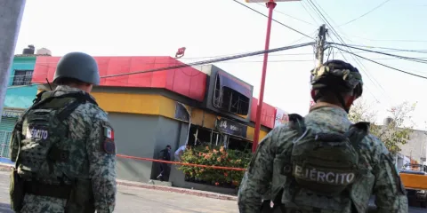 Incendian cinco tiendas y dos taxis en Morelos; ataques con bombas molotov dejan solo daños materiales