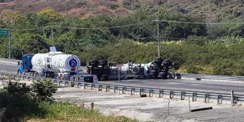 Volcadura de pipa de gas provoca cierre total de la autopista Cuernavaca–Acapulco en Xochitepec