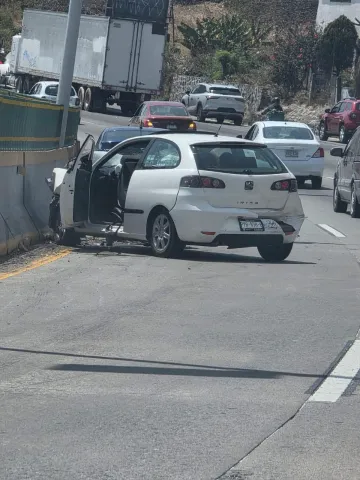 Un vehículo se impactó contra muros de contención en la autopista México–Cuernavaca; no hubo lesionados, pero la circulación fue cerrada temporalmente.