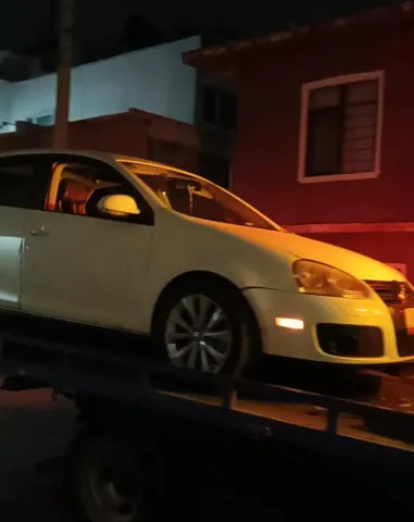 Un hombre fue detenido en Cuernavaca tras una persecución policiaca luego de que presuntamente realizara detonaciones de arma de fuego desde un vehículo en la colonia Satélite.