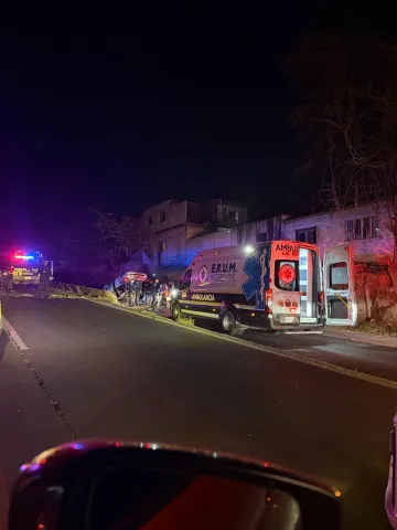 Un vehículo particular volcó la noche del domingo en la carretera Cuernavaca–México, a la altura del distribuidor vial Palmira. Paramédicos atendieron a personas lesionadas.