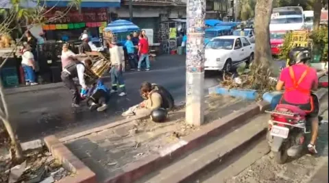 Dos jóvenes resultaron lesionados tras derrapar en motocicleta en el circuito del mercado Adolfo López Mateos de Cuernavaca, presuntamente por aceite o grasa en el pavimento.
