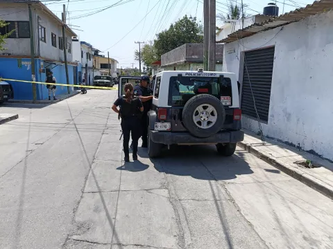 Un hombre de aproximadamente 50 años fue asesinado a balazos en la colonia Ampliación Vicente Guerrero, en Tejalpa, Jiutepec; la Fiscalía de Morelos investiga el caso.