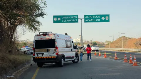 El cuerpo de un hombre con huellas de violencia fue localizado a un costado del retorno de Xochitepec sobre la autopista México–Acapulco; la Fiscalía de Morelos investiga el caso.