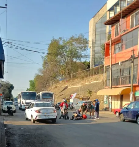 Un motociclista resultó lesionado tras un accidente con un vehículo particular en la avenida Universidad, a la altura de Chamilpa, en Cuernavaca.
