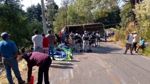  Un camión que transportaba cocos volcó en el libramiento Tres Marías–Huitzilac; el accidente dejó una persona sin vida y dos lesionadas, informó autoridades.