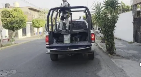  Un agente de la Fiscalía de Morelos resultó lesionado tras un enfrentamiento armado durante un cateo en la colonia Nueva Santa María de Cuernavaca; tres personas fueron detenidas.