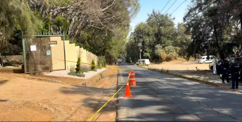 Un velador fue atacado a balazos en la colonia Del Bosque, en Cuernavaca; murió en el hospital. Autoridades ya investigan el homicidio.