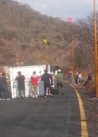 Un incendio en un lote de autos chatarra en Yautepec provocó intensa movilización de bomberos y autoridades; no se reportan lesionados.