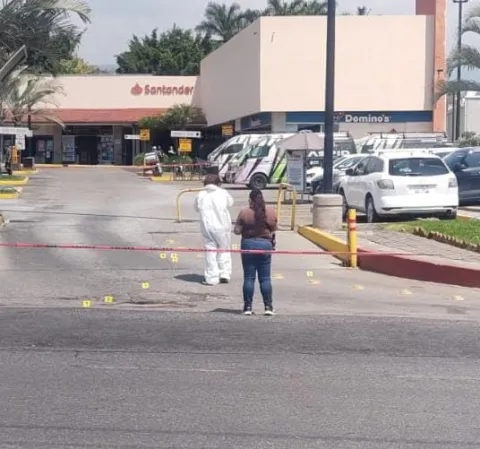  Sujetos armados atacaron a tres hombres en avenida Río Mayo, en Cuernavaca; dos resultaron gravemente heridos tras la agresión.