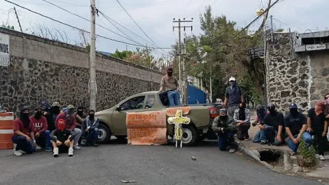 Estudiantes de Medicina de la UAEM realizaron un bloqueo en Cuernavaca para exigir seguridad, mejoras académicas y respuestas de autoridades universitarias.