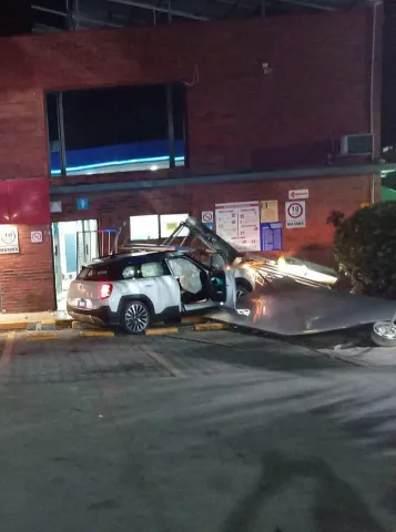 Un conductor perdió el control y chocó contra una gasolinera en la colonia Antonio Barona en Cuernavaca; no hubo lesionados.