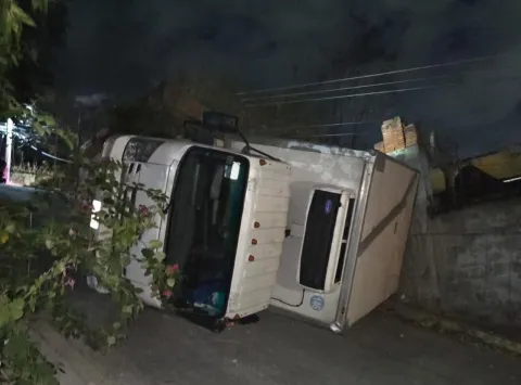 Una camioneta de lácteos volcó en la colonia El Azteca en Temixco; el conductor resultó ileso y solo hubo daños materiales.