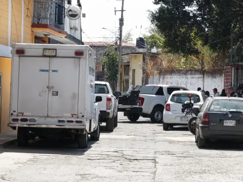Mujer fue asesinada en Jiutepec mientras esperaba transporte; Fiscalía investiga el caso como posible feminicidio en la colonia Los Pinos.