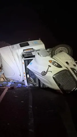 Accidente en la autopista México–Cuernavaca provoca cierre total en Parres tras volcadura de tráiler; hay una persona lesionada y afectaciones viales.