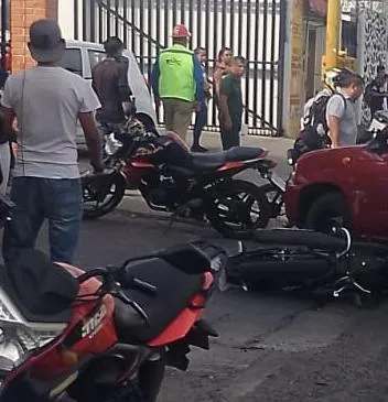Accidente en CIVAC Jiutepec deja un motociclista lesionado; autoridades investigan responsabilidades tras choque en Eje Norte-Sur.