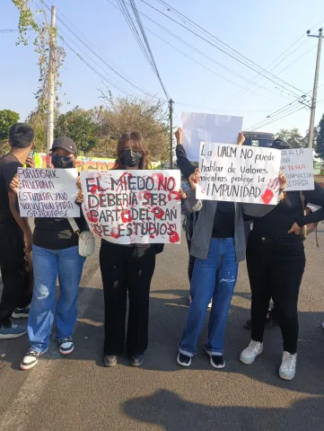 Estudiantes de la UAEM marcharon en Jonacatepec para exigir justicia por Kimberly y Karol, además de demandar mayor seguridad para la comunidad universitaria.