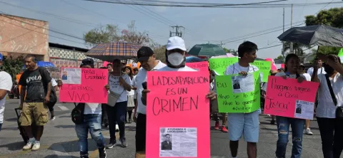 Familiares, amigos y abogados marcharon en Cuautla hasta la Fiscalía Regional Oriente para exigir avances en la búsqueda del litigante Esli Ali Hernández, desaparecido el 7 de marzo.