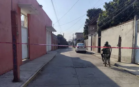  Un hombre de 39 años fue asesinado a balazos al interior de su vivienda en la colonia Año de Juárez, en Cuautla; autoridades investigan el caso.