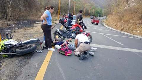 Dos personas resultaron lesionadas tras un accidente en motocicleta en el Cañón de Lobos rumbo a Cuautla.
