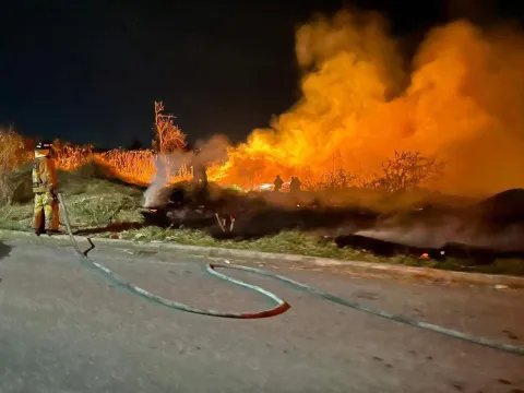 Incendio de pastizal en Cuautla fue controlado por bomberos sin lesionados; autoridades llaman a evitar quema de basura y prevenir riesgos.