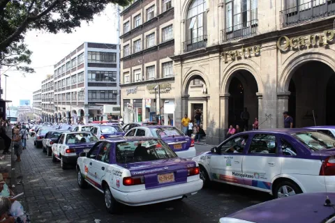 Taxistas bloquean vialidad en Cuernavaca y protestan contra la tenencia vehicular, exigiendo subsidios y acuerdos claros.