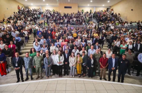 Margarita González Saravia lanza el programa Entornos Digitales Seguros en Morelos para prevenir riesgos digitales, ciberacoso y fomentar hábitos saludables en estudiantes.