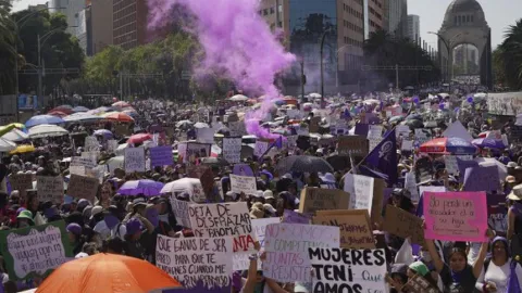 Gobierno de la CDMX reconoce la marcha pacífica de las mujeres y lamenta incidentes aislados