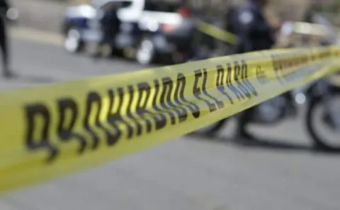 Un motociclista resultó gravemente herido tras ser presuntamente impactado por un vehículo en el bulevar Cuauhnáhuac. Paramédicos lo trasladaron de urgencia a un hospital.