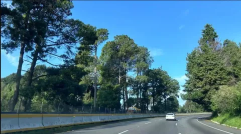 Un choque entre una grúa y una combi en la autopista México–Cuernavaca generó cierre total por varias horas; no hubo personas lesionadas.