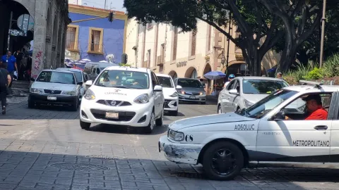 Taxistas de la zona metropolitana de Morelos pidieron a las autoridades regular a choferes de Uber y DiDi para que cumplan con las mismas obligaciones del transporte público.