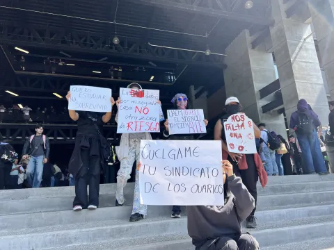 Alumnos de la UAEM marcharon en el campus Chamilpa para exigir mayor seguridad y avances en la búsqueda de Kimberly; tomaron Rectoría tras ausencia de la rectora.