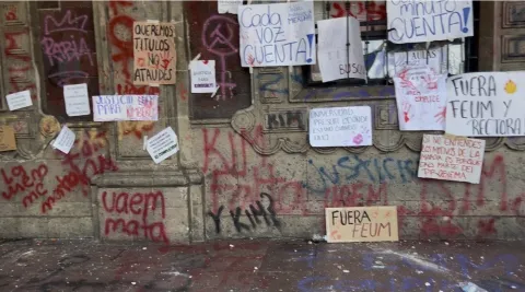  Estudiantes de Morelos marcharon por la desaparición de Kimberly y causaron daños en Palacio de Gobierno; exigieron avances y destitución de la rectora de la UAEM.