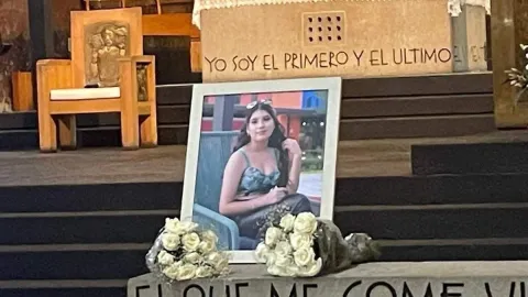 Familiares y amigos despidieron a Kimberly “N” con una misa en la Catedral de Cuernavaca. Tras confirmarse su hallazgo sin vida, exigen justicia y señalan retraso en la actuación de autoridades.