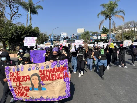 Alumnos de la Facultad de Nutrición de la UAEM denunciaron presuntas amenazas durante el sexto día de marchas y paro de actividades en Cuernavaca para exigir justicia por Kimberly y Karol.