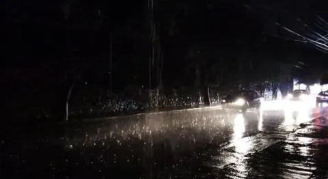  Protección Civil reportó caída de árboles, granizo e incendios tras tormenta eléctrica en Cuernavaca, Jiutepec y otros municipios de Morelos.