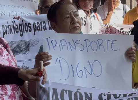   Colectivos marchan en Cuernavaca para rechazar el aumento al pasaje y exigir mejoras en el transporte público en Morelos.
