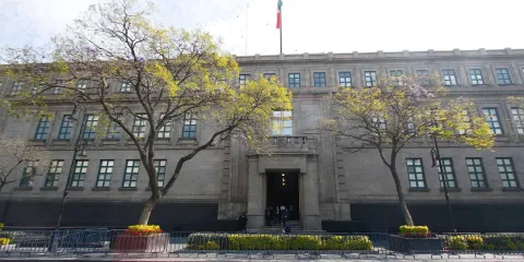 Representantes populares sin derecho a defender a quienes representan. Criterios obsoletos del Poder Judicial en México