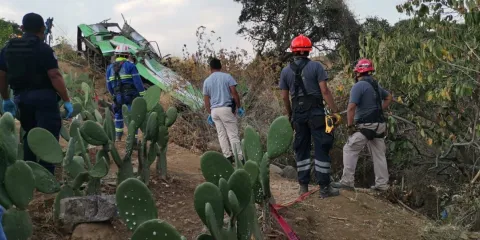 Accidente en Tlayacapan deja 10 muertos y 31 lesionados tras caída de autobús a barranca