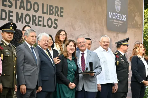 Gobernadora encabeza ceremonia por el 157 aniversario de Morelos y entrega reconocimientos a ciudadanos destacados.