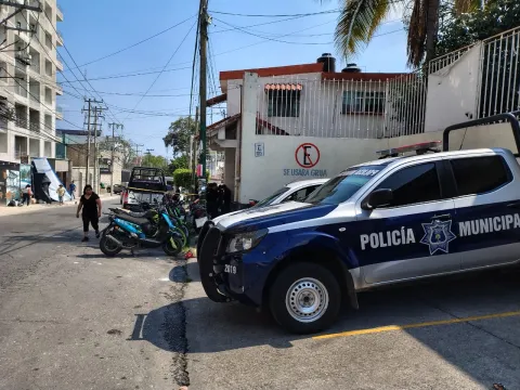Hallan a hombre sin vida en avenida Domingo Diez en Cuernavaca; víctima permanece sin identificar y autoridades investigan causas.