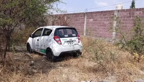 Localizan taxi abandonado y desvalijado en la colonia El Edén, entre Cuernavaca y Temixco; autoridades investigan el caso.