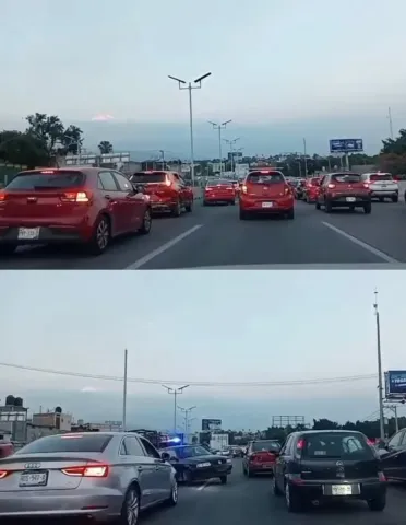 Auto abandonado en autopista México-Cuernavaca, a la altura de Tabachines, genera tráfico tras perder una llanta.
