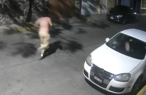 Captan a sujeto vandalizando autos en Lomas de Ahuatlán y Tzompantle; vecinos piden ayuda para identificarlo.