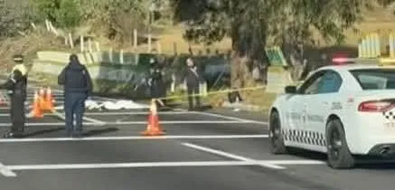 Hallan dos personas sin vida en la autopista México-Cuernavaca, en Tres Marías; investigan posible ataque armado.