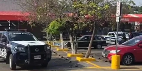Hombre resulta herido tras ataque armado en estacionamiento de tienda en Lomas de la Selva, Cuernavaca; agresores huyeron en motocicleta.