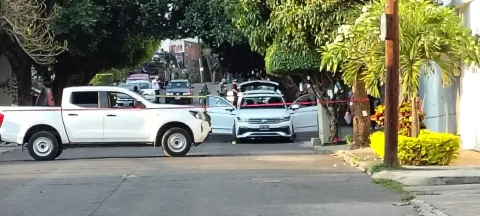   Dos ataques armados en Cuernavaca, uno contra un automovilista y otro contra una fachada, provocaron intensa movilización policiaca sin detenidos.