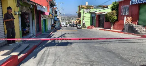 Localizan a un hombre sin vida en un hotel de la colonia 3 de Mayo en Emiliano Zapata; Fiscalía ya investiga el caso.
