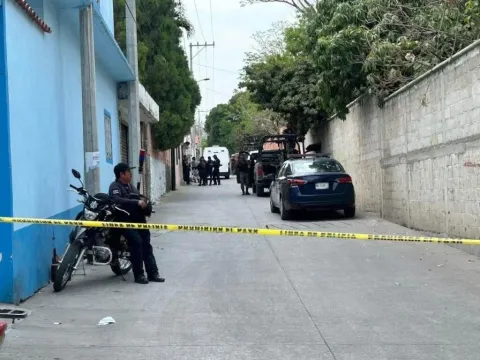 Localizan tres personas sin vida y con huellas de violencia en una vivienda de la colonia El Charco en Tetecala; Fiscalía ya investiga.