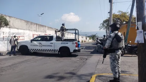 Un hombre fue encontrado sin vida con impactos de bala en la colonia Satélite de Cuernavaca; la víctima permanece sin identificar.